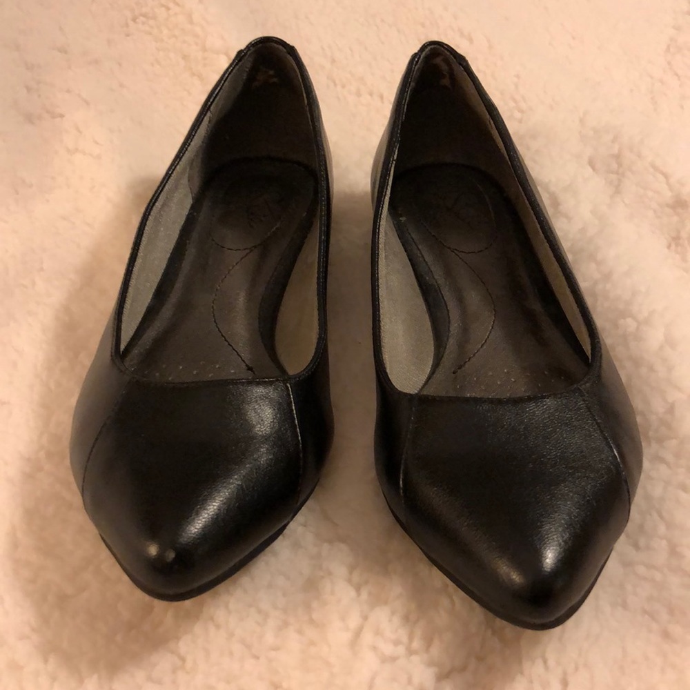 Life Stride pointed black flats